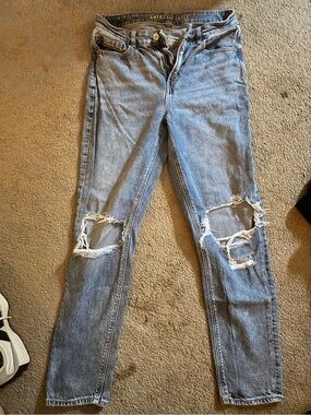 American Eagle Outfitters Light Blue Ripped Skinny mom jeans